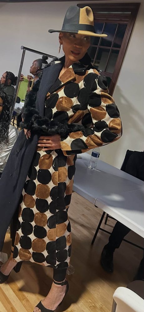Geometric print long jacket set with gold hat